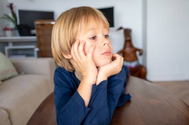 Çocuk masaya uzanır ve rüya görür. Bir çocuğun duyguları. Portre.