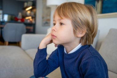 Evinde televizyon izleyen 5 yaşındaki sevimli çocuğun profilini kapat.