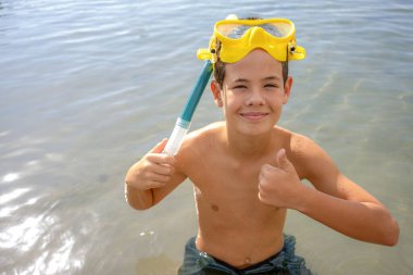 Denize dalmaya hazır şnorkel maskesi takan mutlu sevimli çocuk portresi