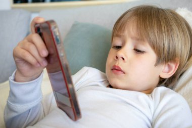 çocuk, telefon, akıllı telefon, çocuk, ev, eğlence, teknoloji, el, çizgi film, eğitim, çocuk, çocuk, mobil, portre, şirin, iletişim, asyalı, yaşam tarzı, oyun, kişi, genç, kanepe, uygulama, telefon, cep telefonu, cep telefonu, bağlantı, bebek, çocuk