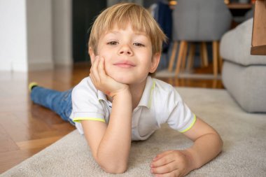 Çocuk evde yerde yatıyor.