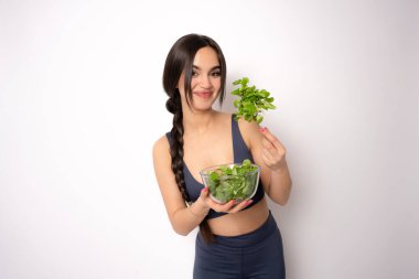 Sağlıklı salata yiyen genç bir kadın.