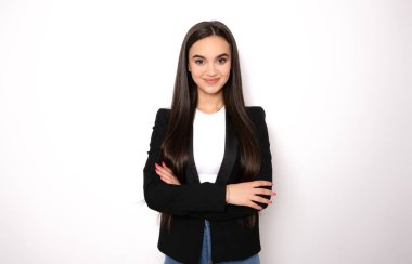 Genç, mutlu, neşeli, neşeli, başarılı, Avrupalı, 20 'li yaşlarda, sıradan, klasik bir ceket giyen, beyaz arka planda izole edilmiş bir kamera gören bir kadın..