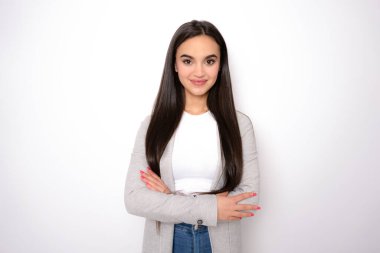 Genç, mutlu, neşeli, neşeli, başarılı, Avrupalı, 20 'li yaşlarda, sıradan, klasik bir ceket giyen, beyaz arka planda izole edilmiş bir kamera gören bir kadın..