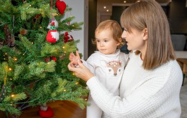 Güzel anne ve çocuğu Noel süslemeleri arasında