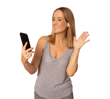 Kulaklık ve cep telefonu kullanan gülümseyen genç bir kadın şeffaf bir arkaplanda tek başına duruyor..