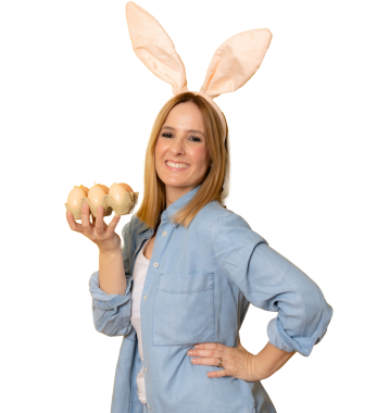 Paskalya yumurtaları saydam arka planda izole edilmiş mutlu genç bir kadın. Ester konsepti.