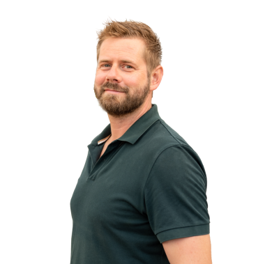 Şeffaf arka planda gülümseyen beyaz bir adamın yakın çekimi. PNG şeffaf.