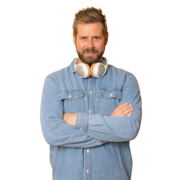 Kulaklık ve kot gömlek giyen, kolları katlanmış, şeffaf bir arkaplan üzerinde duran genç bir adam. PNG şeffaf.