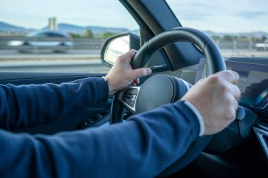 Adam elleri araba kullanıyor..