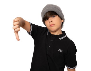 Kışlık şapkalı sevimli çocuk şeffaf arka planda baş parmağını göstermiş. PNG şeffaf.