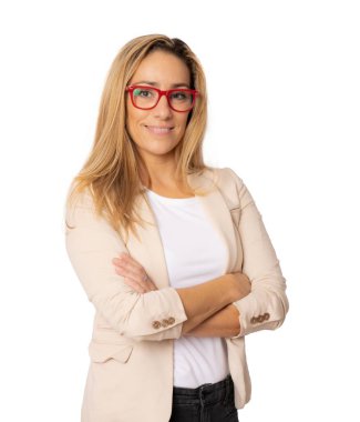 Şeffaf arka planda elleri bağlı, gülümseyen bir iş kadını. PNG şeffaf
