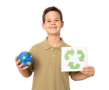 Elinde geri dönüşüm sembolü olan küçük bir çocuk ve dünya küresi şeffaf arka planda izole bir şekilde duruyor. Ekolojik kavram. PNG şeffaf.