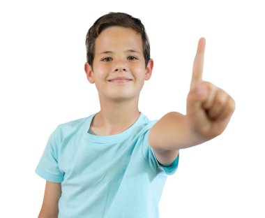 Gülümseyen, gülümseyen küçük çocuk ayakta ve işaret dilini gösteriyor gülümseyen küçük çocuk şeffaf arka planda duruyor ve indeksi gösteriyor. PNG şeffaf.