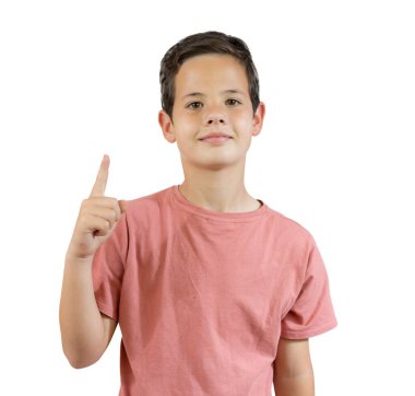 Yakışıklı çocuk, şeffaf bir arkaplan üzerinde izole bir şekilde parmak kaldırıyor. PNG şeffaf.