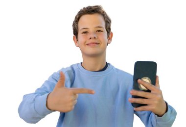 Şeffaf arka planda duran akıllı telefonlu, gülümseyen sevimli çocuk. PNG şeffaf.