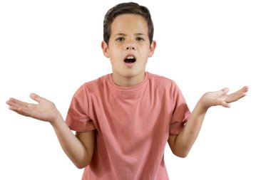 Kafkasyalı küçük bir çocuk günlük kıyafetler giyiyor ve kolları açık, kavramı yok. Şeffaf bir arkaplanda izole edilmiş. PNG şeffaf.