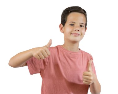 Şeffaf bir arkaplan üzerinde duran neşeli, gülümseyen küçük çocuk ve baş parmağını kaldırıyor. PNG şeffaf.