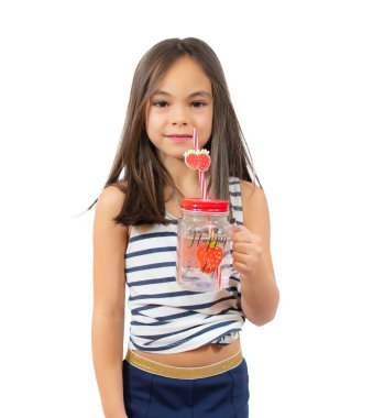 Çizgili tişörtlü güzel kız şeffaf arka planda soğuk bir içecek tutuyor. PNG şeffaf.