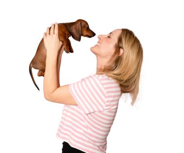 Havalı genç bayan sarılma köpeğinin fotoğrafı şeffaf arka planda izole edilmiş boş bir alana benziyor. PNG şeffaf.