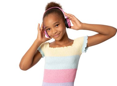 Şeffaf arka plan stüdyo resminde izole edilmiş neşeli Afro-Amerikan kadın pozu. İnsanların yaşam tarzı konsepti. Kulaklıkla müzik dinlemek, dans etmek. PNG şeffaf.
