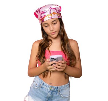 Uzun esmer saçlı, gülümseyen, şeffaf arkaplanda akıllı telefonu izole eden küçük bir kızın fotoğrafı.