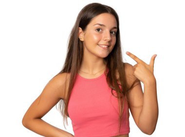 Şeffaf arka planda izole edilmiş güzel dişlerine ve ağzına bakan gülümseyen genç bir kadının portresi. PNG şeffaf.