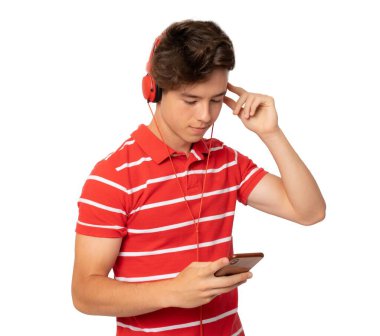 Kulaklıklı genç bir adam. Şeffaf arka planda müzik dinlemek. PNG şeffaf