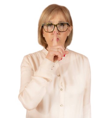 Kıdemli bayan sessizlik jesti yapıyor. Dudakta parmak tutan bir kadın. Sır tutabilir misin? Şeffaf arkaplan üzerinde izole.