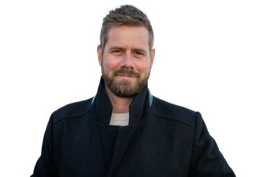 Açık havada kışlık ceket giyen sarışın yakışıklı bir adamın portresi.