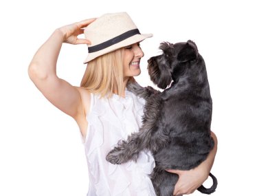 Hasır şapka takan, köpeğini kucaklayan, şeffaf arka planda soyutlanmış gülümseyen genç bir kadın. PNG şeffaf