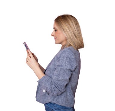 Şeffaf arkaplan üzerinde izole edilmiş akıllı telefon kullanarak yan görünüm profili. PNG şeffaf.