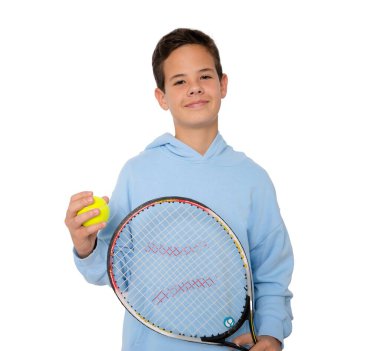 Raket tutan genç bir tenisçi ve şeffaf bir arkaplan üzerinde izole edilmiş bir top. PNG şeffaf