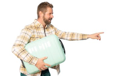 Ekose gömlek giyen genç sakallı bir adam yeşil bir bavul tutuyor ve şeffaf arka planda tek başına parmak ucunda duruyor. PNG şeffaf