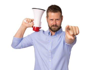 Elinde ciddi bir yüzle megafon tutan ve şeffaf arkaplan üzerinden izole edilmiş kamerayı işaret eden genç bir adam. PNG şeffaf