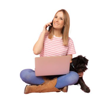 Genç, gülümseyen bir kadın köpeğiyle yerde oturmuş saydam bir arkaplanda izole bir şekilde akıllı telefondan konuşuyor. PNG şeffaf