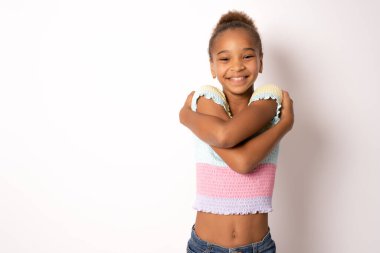 Afro-Amerikan bir kızın kendini kucaklaması ve şeffaf bir arkaplanda izole bir şekilde gülümsemesi tatmin edici. PNG.