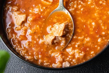 Kharcho kırmızı domates çorbası et, pirinç yemeği aperatifleri fotokopi masasında. 