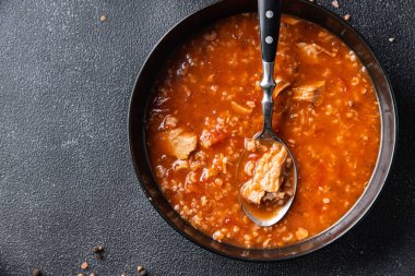 Kharcho kırmızı domates çorbası et, pirinç yemeği aperatifleri fotokopi masasında. 