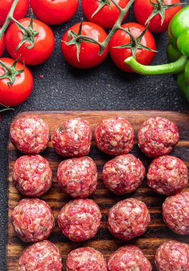 Köfteler çiğ et, domuz eti, kuzu pişirme yemek atıştırmalıkları fotokopi masasında. 