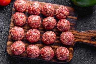 Köfteler çiğ et, domuz eti, kuzu pişirme yemek atıştırmalıkları fotokopi masasında. 