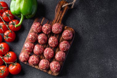 Köfteler çiğ et, domuz eti, kuzu pişirme yemek atıştırmalıkları fotokopi masasında. 