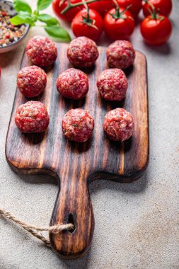 Köfteler çiğ et, domuz eti, kuzu pişirme yemek atıştırmalıkları fotokopi masasında. 