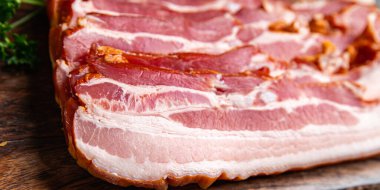 Domuz pastırması domuz pastırması dilimlenmiş domuz eti et yemeği atıştırmalığı fotokopi masasının üzerinde