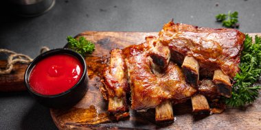 Pirzola ızgara domuz eti ızgara kaburga kızarmış yemek aperatifi masanın üzerinde fotokopi masası arka planında