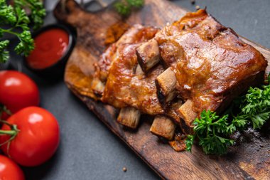 Pirzola ızgara domuz eti ızgara kaburga kızarmış yemek aperatifi masanın üzerinde fotokopi masası arka planında