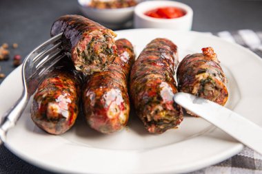 sosis ve yeşillik domuz eti, sığır eti, tavuk lezzetli aperatif sağlıklı yemek atıştırmalığı diyeti fotokopi uzayı arka plan kırsal manzarası