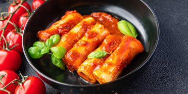 makarna cannelloni domates sosu yemek atıştırmalıklarını fotokopi masasının üstüne koydum.