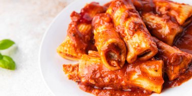 makarna cannelloni domates sosu yemek atıştırmalıklarını fotokopi masasının üstüne koydum.