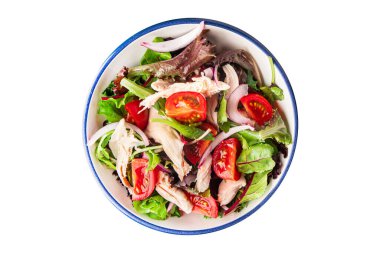 tavuklu et salatası domates, yeşil marul, soğanlı sağlıklı yemek abur cuburu masanın üzerinde fotokopi alanı arka planında.